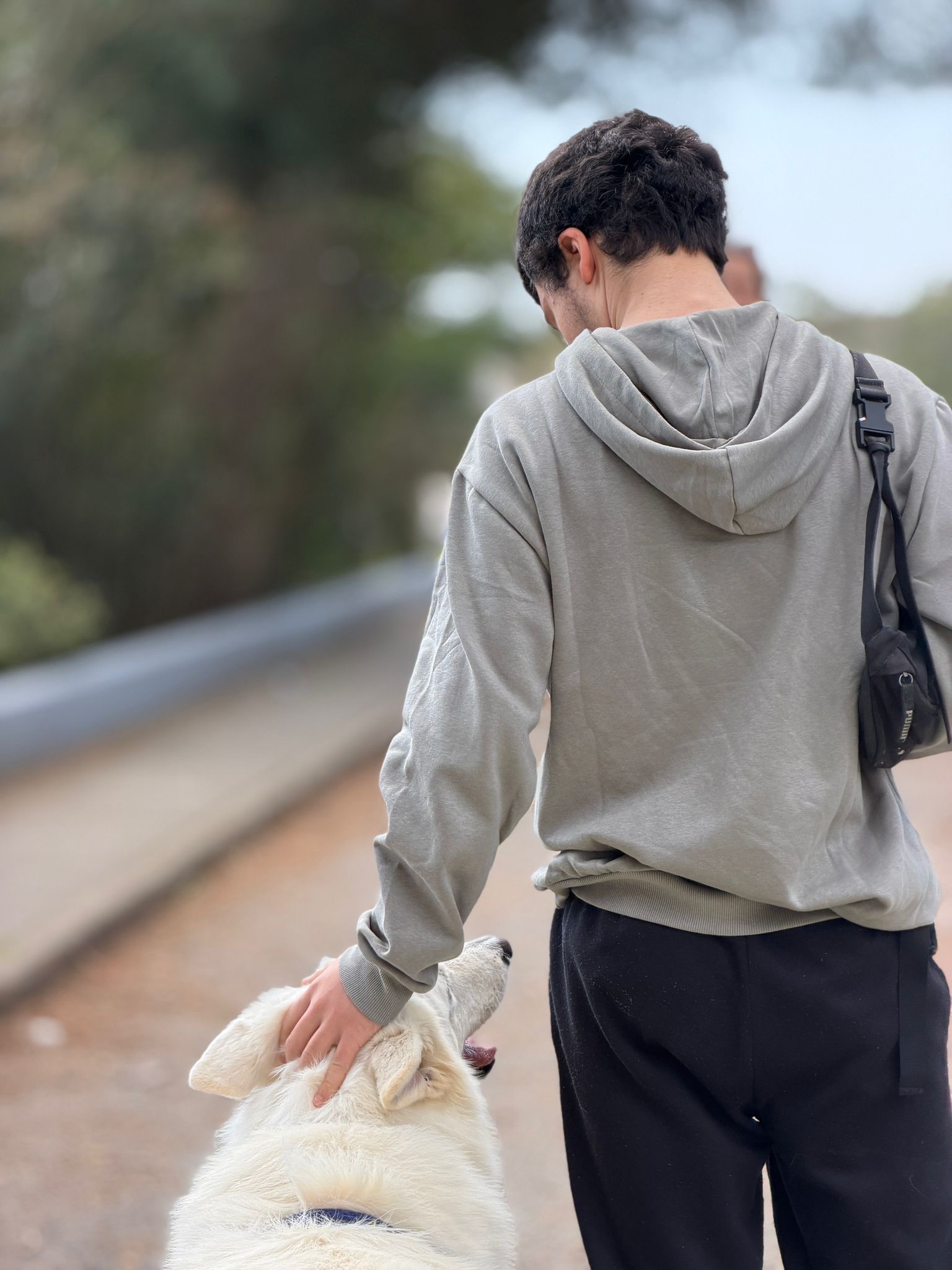 André a passear com cão em contexto terapêutico